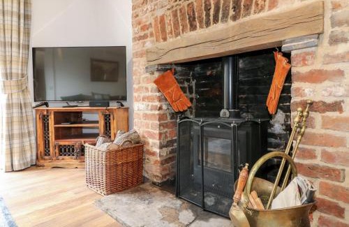 Hulland Ward House | Experience Valley View: 4-Star Family & Pet-Friendly Retreat