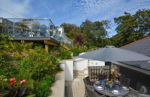 Mevagissey House | Inviting Valley View: Family & Pet-Friendly Getaway