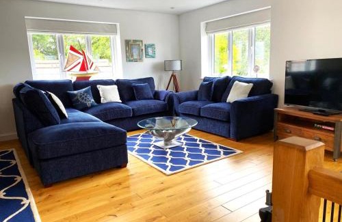Mevagissey House | Inviting Valley View: Family & Pet-Friendly Getaway