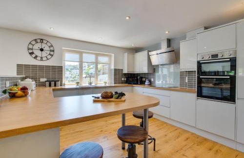 Mevagissey House | Inviting Valley View: Family & Pet-Friendly Getaway
