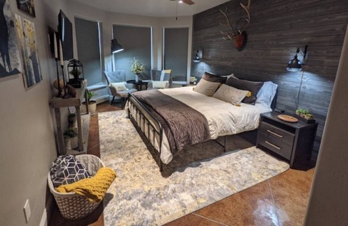 Glenwood Springs House | Rustic Elegance at Valley View Hideout - Rated 10/10