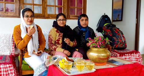 Darjeeling House | Inviting Valley View Homestay: Breakfast & Family Friendly