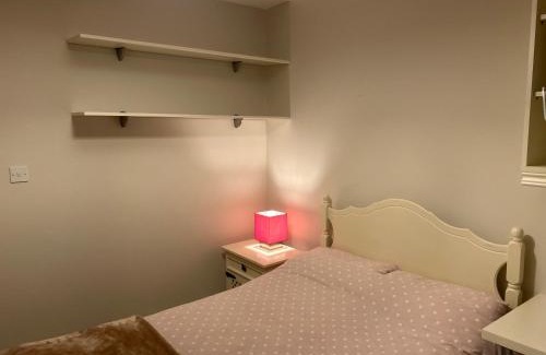 Roscoe House | Serene Valley View: Family-Friendly Retreat with Top Ratings