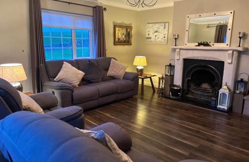 Roscoe House | Serene Valley View: Family-Friendly Retreat with Top Ratings