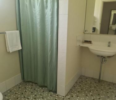 Murrurundi Hotel | Cozy Valley View Motel: Pet-Friendly with Pool & Breakfast