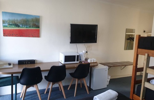 Murrurundi Hotel | Eco-Friendly Valley View Motel with Pool & Breakfast