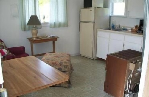 Adelma Beach Cottage | Pet-Friendly Valley View Motel with Breakfast & Kitchen