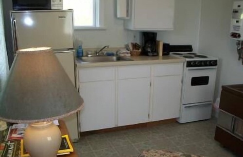 Adelma Beach Cottage | Pet-Friendly Valley View Motel with Breakfast & Kitchen