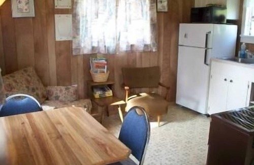 Adelma Beach Cottage | Pet-Friendly Valley View Motel with Breakfast & Kitchen