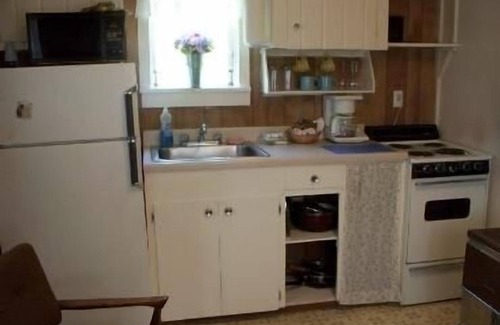Adelma Beach Cottage | Pet-Friendly Valley View Motel with Breakfast & Kitchen