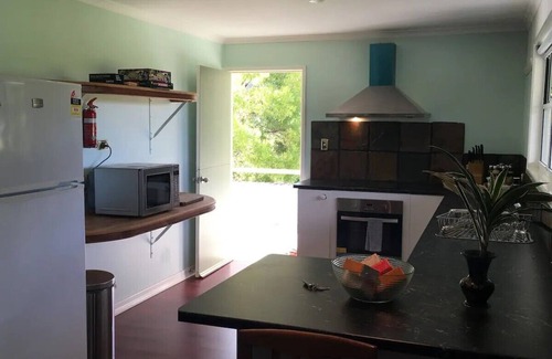 Ocean View Cottage | Inviting Valley View: Family-Friendly Stay with Kitchen