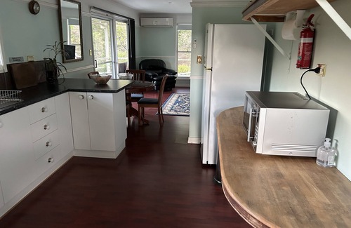Ocean View Cottage | Inviting Valley View: Family-Friendly Stay with Kitchen