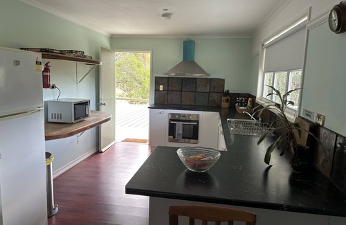 Ocean View Cottage | Inviting Valley View: Family-Friendly Stay with Kitchen