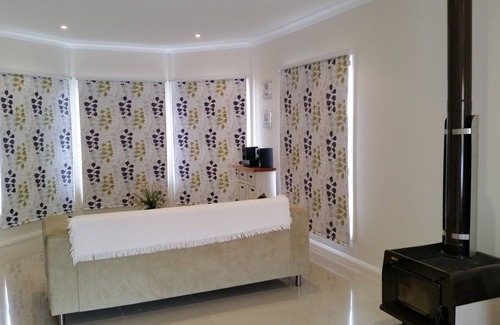 Grattai House | Discover Valley Views at Hendohaven - Rated 9.8/10!