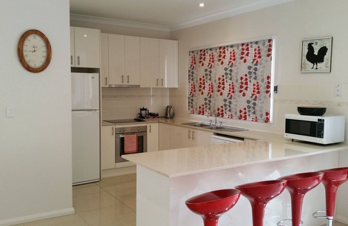 Grattai House | Discover Valley Views at Hendohaven - Rated 9.8/10!