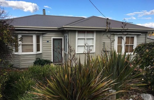 Walcha Cottage | Cozy Valley Views Cottage in Walcha with Kitchen & Breakfast
