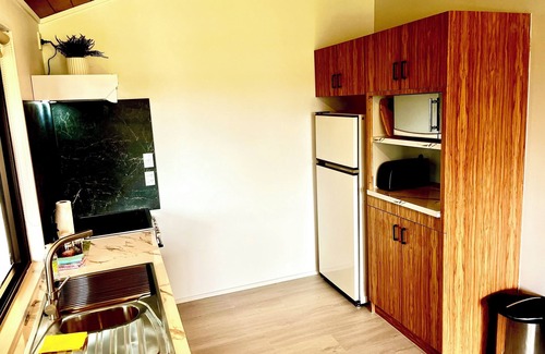 Waiatarua House | Family-Friendly Valley Views Home with Kitchen Amenities