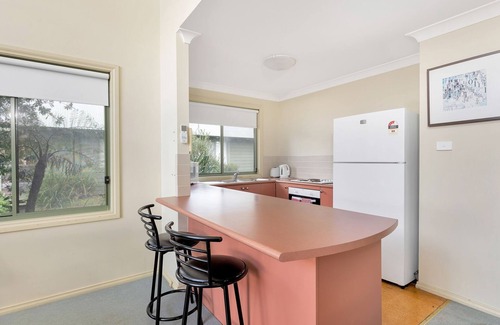 Kangaroo Valley House | Valley Vista: Family-Friendly Villa with Golf Course Views