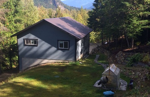 Winlaw Ski Chalet | Pet-Friendly ValleyChalet Adventure in West Kootenay