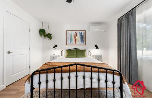 North Valley House | Discover Modern Comfort at ValleyVibe in North Valley