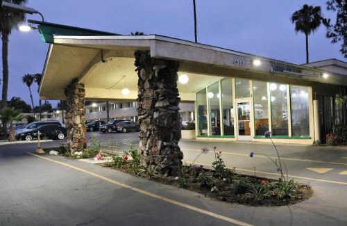 San Ysidro Hotel | Valli Hi Motel: Family-Friendly Stay with Pool & Kitchen