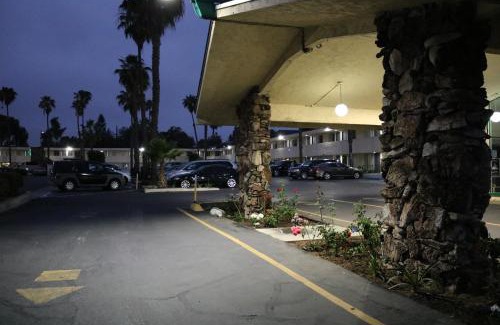 San Ysidro Hotel | Valli Hi Motel: Family-Friendly Stay with Pool & Kitchen