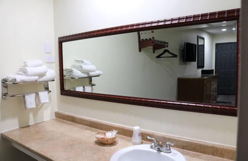 San Ysidro Hotel | Valli Hi Motel: Family-Friendly Retreat with Pool & Spa