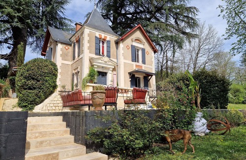 Sainte-Alvere Villa | Vallombreuse Cozy Room with Park View and Great Amenities