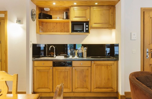 Vallorcine Apartment | Vallorcine Buet: Ski-In/Ski-Out with Pool & Breakfast