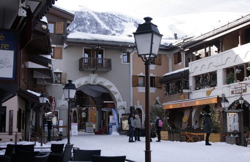 Les Avanchers-Valmorel Apartment | Cozy Valmorel Apartment with Terrace & Guest Rated 9.8
