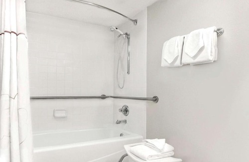 North Arlington Hotel | Comfortable Craigshire Suites - Arlington with Pool & Pets