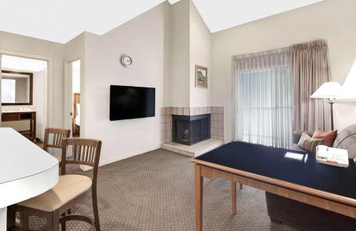 North Arlington Hotel | Comfortable Craigshire Suites - Arlington with Pool & Pets