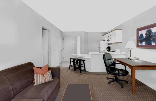 North Arlington Hotel | Comfortable Craigshire Suites - Arlington with Pool & Pets
