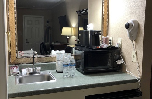 Bethel-Danebo Hotel | Budget-Friendly Comfort at Valueinn Motel with Kitchen Amenities