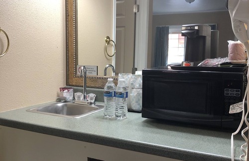 Bethel-Danebo Hotel | Budget-Friendly Comfort at Valueinn Motel with Kitchen Amenities