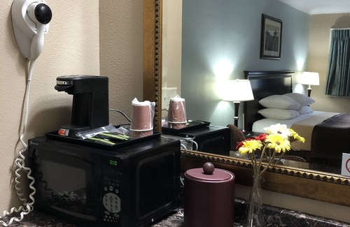 Bethel-Danebo Hotel | Budget-Friendly Comfort at Valueinn Motel with Kitchen Amenities