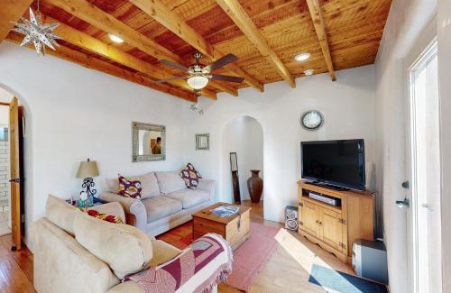 Taos House | Valverdo Oasis: Family-Friendly Retreat Awaits You