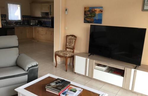Ploeren House | Family-Friendly Home with Ocean View and Hot Tub in Ploeren