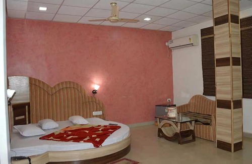 Pachmarhi Hotel | Budget-Friendly Stay at Vamoose Natraj with Breakfast