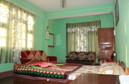 Rishop House | Cozy Vamoose Olive: Family-Friendly Stay with Breakfast