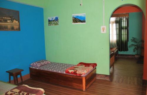 Rishop House | Cozy Vamoose Olive: Family-Friendly Stay with Breakfast