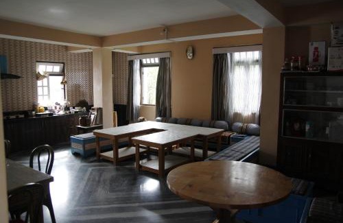 Ravangla House | Cozy Vamoose Sherpa Homestay with Kitchen & Restaurant
