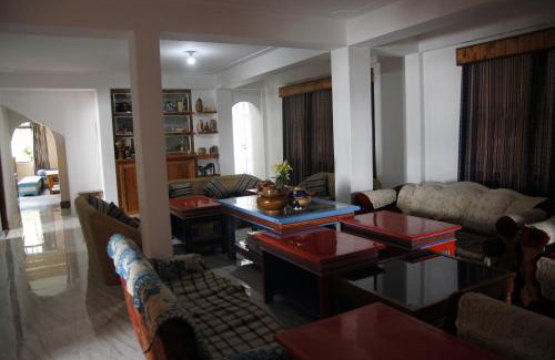 Ravangla House | Cozy Vamoose Sherpa Homestay with Kitchen & Restaurant