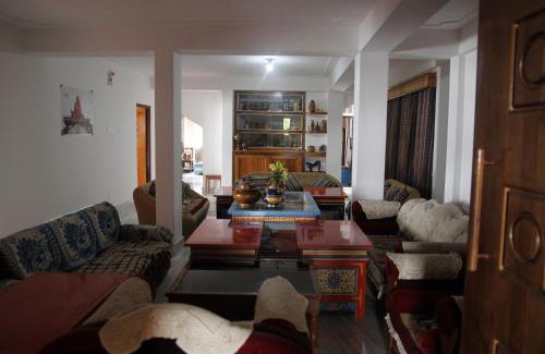 Ravangla House | Cozy Vamoose Sherpa Homestay with Kitchen & Restaurant