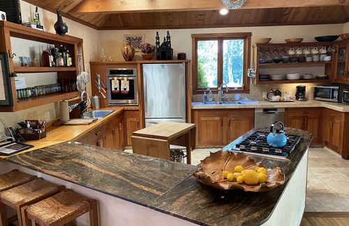 Inverness House | Eco-Refuge Escape: Nature-Inspired Stay with Full Amenities