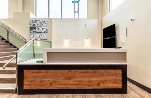 Queens Hotel | Convenient Van Wyck Hotel & Suites Near JFK Airport
