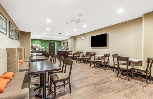 Queens Hotel | Convenient Van Wyck Hotel & Suites Near JFK Airport