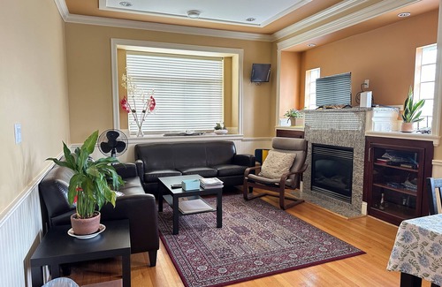 Burnaby House | Modern Guest House in Vancouver Metrotown with Kitchen & Breakfast