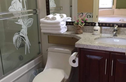 Burnaby House | Modern Guest House in Vancouver Metrotown with Kitchen & Breakfast