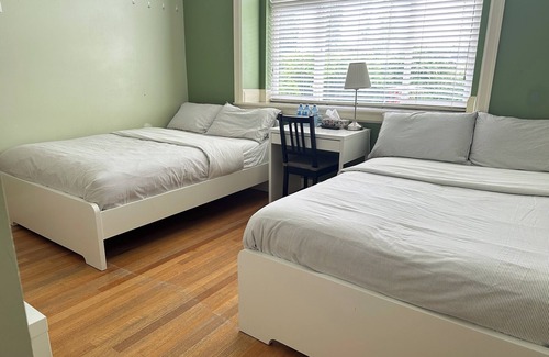 Burnaby House | Modern Guest House in Vancouver Metrotown with Kitchen & Breakfast